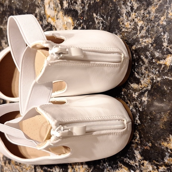 Elegant White Women's Strappy Flats Size 12. NWOB - Picture 2 of 4